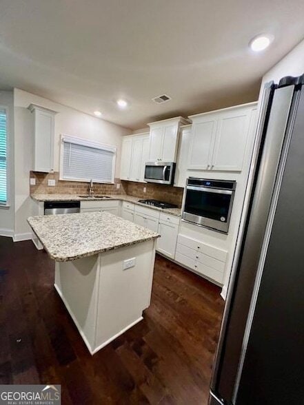Building Photo - 600 Rosehill Ln SW