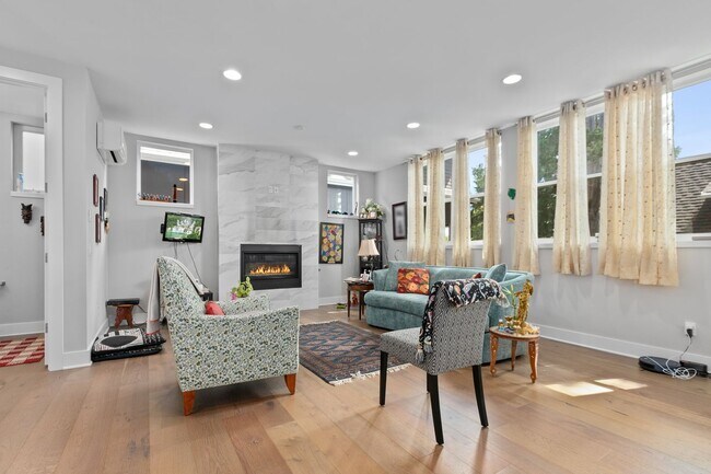 Building Photo - 5Bd/3.25Ba Seattle House
