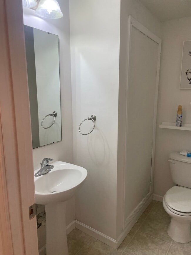 Building Photo - 2 BR 2.5 Bath Townhome