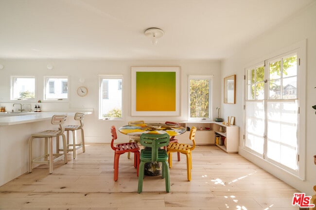 Building Photo - 1097 W Kensington Rd