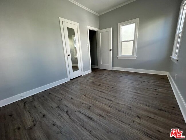 Building Photo - 759 1/2 N Ridgewood Pl