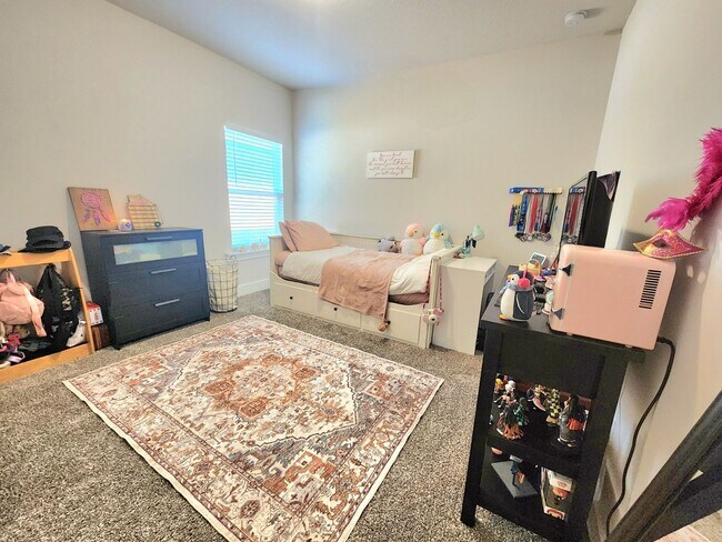 Building Photo - Stunning 4-Bed, 3-Bath Beauty, 2,117 sq. ft. of Pure Comfort and Style!