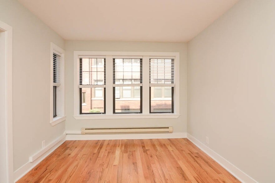 Building Photo - 4412 N Wolcott Ave