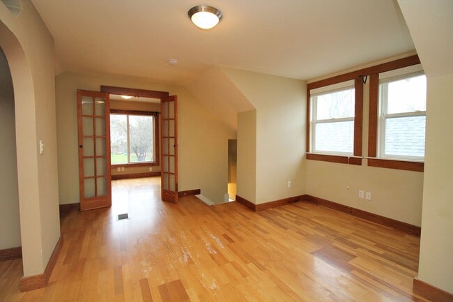 Building Photo - 3824 N Kerby Ave