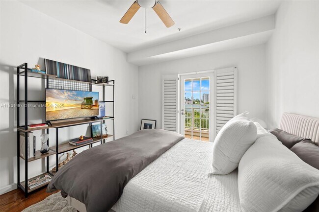 Building Photo - 1415 Sunset Harbour Dr