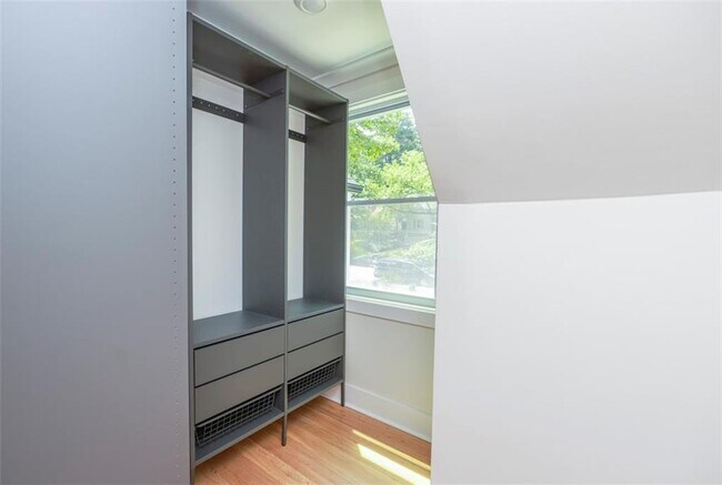 Building Photo - 2908 N Hills Dr NE