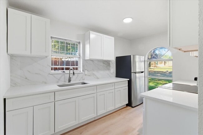 Building Photo - 4333 Thicket Dr