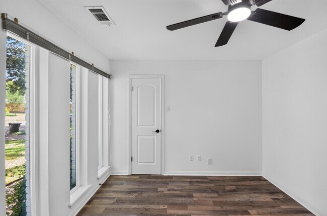 Building Photo - 5675 Sylmar Rd
