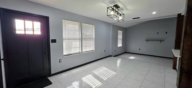 Building Photo - 600 Zeneta Ave