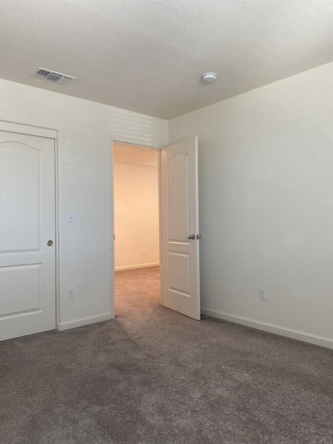 Building Photo - Spacious 4 bedroom/2 bath home waiting to ...