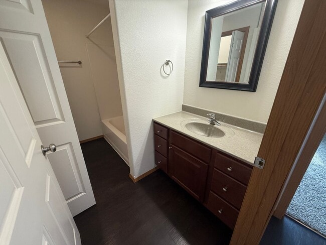 Building Photo - Upper 2 Bed 1 Bath