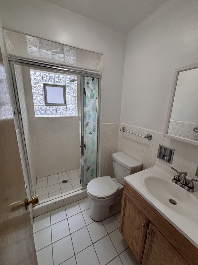 1st Floor Apt Bathroom #2 - 6747 N Harding Ave