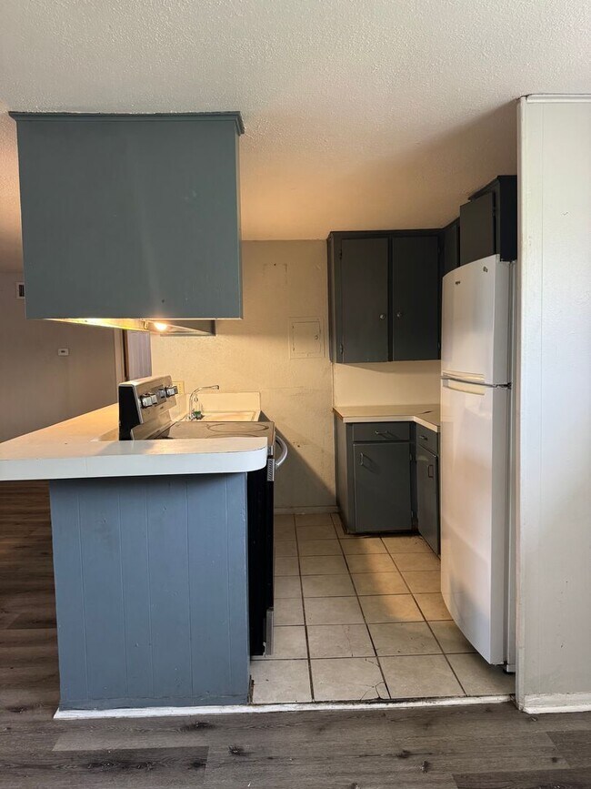 Building Photo - Updated 2-Bed, 2-Bath Duplex