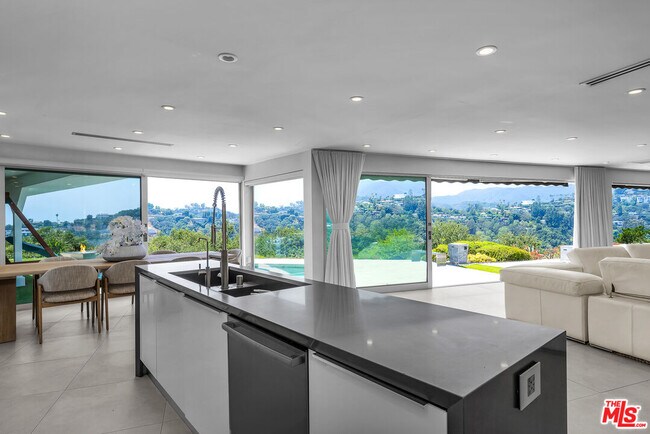 Building Photo - 849 Glenmere Way