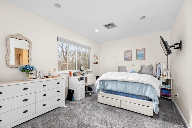 Building Photo - 702 Somerset Knoll