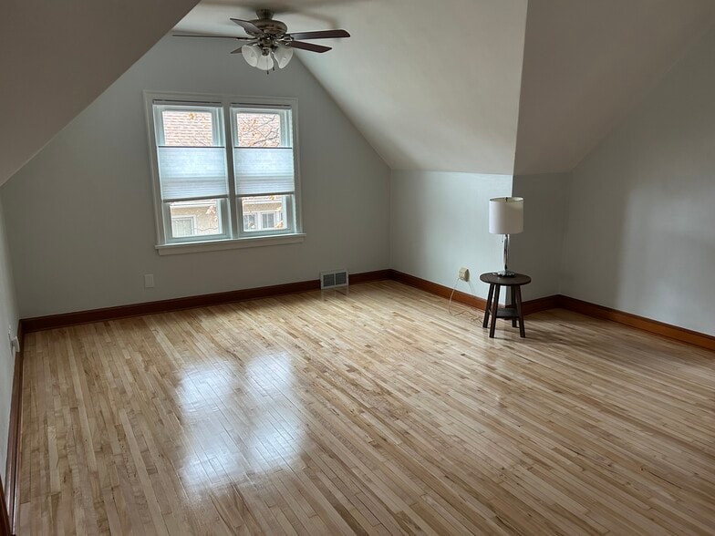 Living room - 749 Hawthorne Ave E