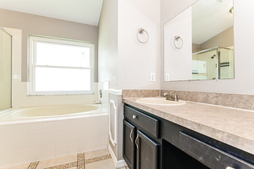 Building Photo - 1129 Pinedale Dr