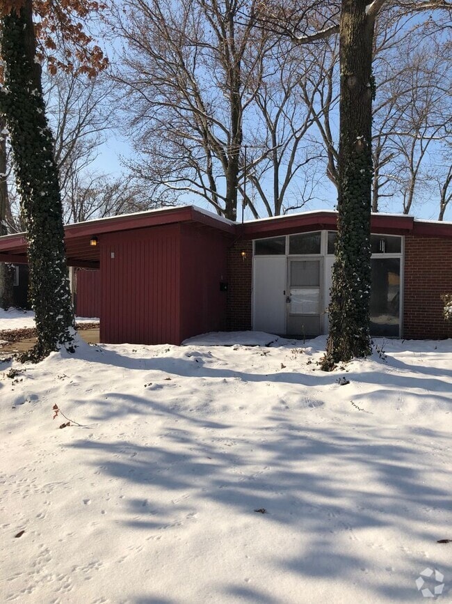 Building Photo - Bright and Spacious 4 Bedroom Home! $300 o...