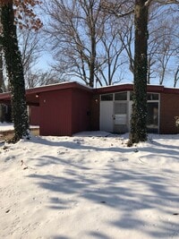 Building Photo - Bright and Spacious 4 Bedroom Home! $300 o...