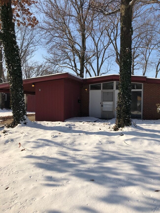 Primary Photo - Bright and Spacious 4 Bedroom Home!