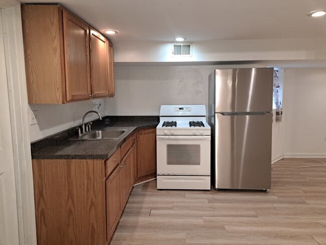 Building Photo - 5310 W Pensacola Ave