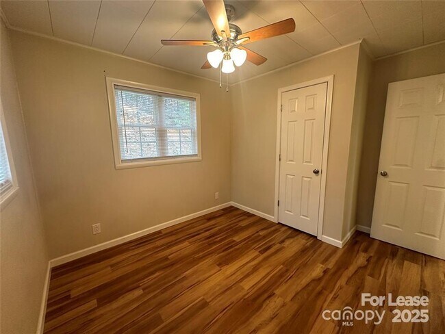Building Photo - 236 Lakeview Dr