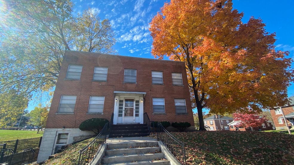 Building - Top Left Apt. - 227 W Dunklin St
