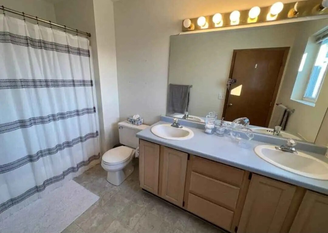 Master bathroom with two sink vanity - 2425 Bostrom Ct