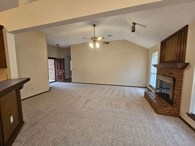 Building Photo - (3) Bed, (2)Bath Avail NOW! Cambridge Addi...
