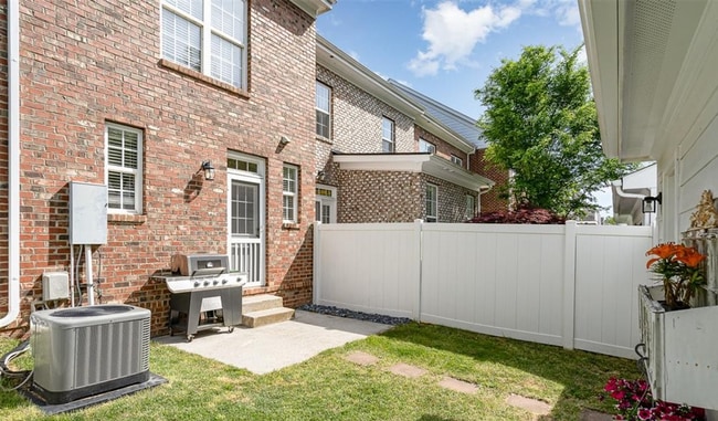 Building Photo - Beautiful townhome in Ballantyne