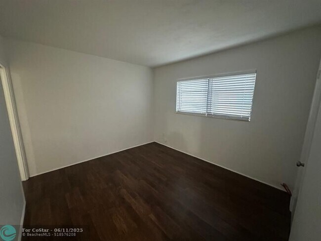 Building Photo - 530 N 20th Ave