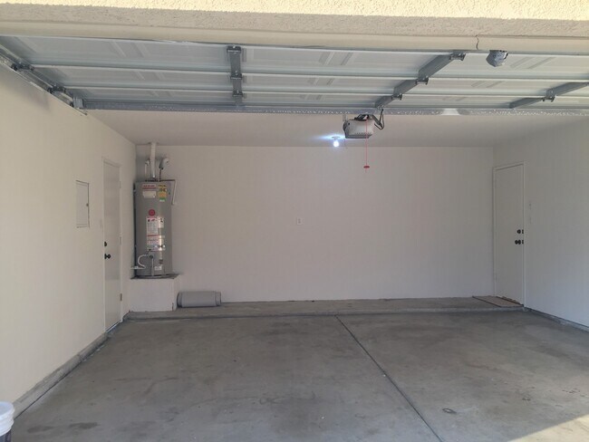 Building Photo - Beautiful 3 Bed 2 Bath in Riverlakes Community - Northwest Bakersfield- $2,350 Rent