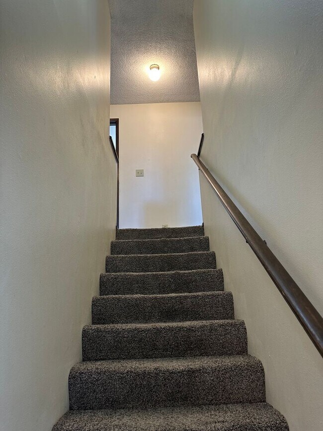 Building Photo - Large 3 bedroom 2.5 bath duplex with a gar...