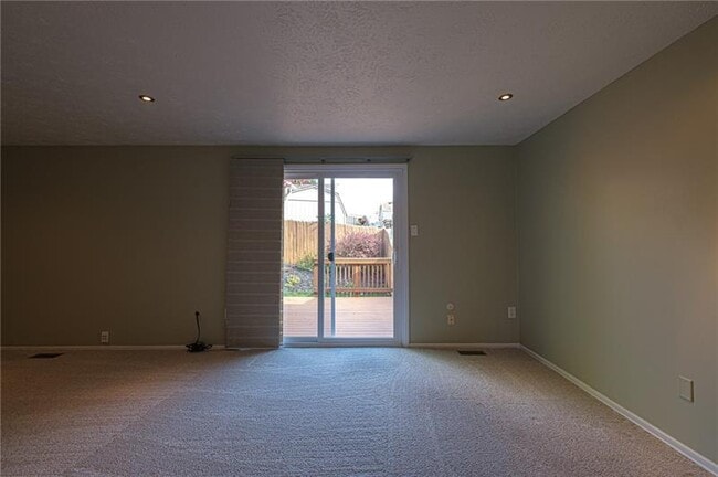 Building Photo - 84 Cortland Dr W