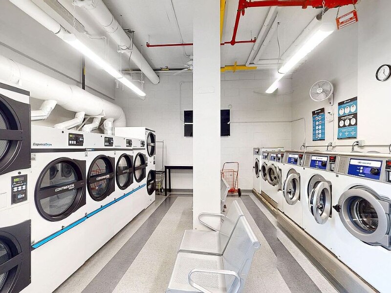 Building Photo - 2925 W 5th St