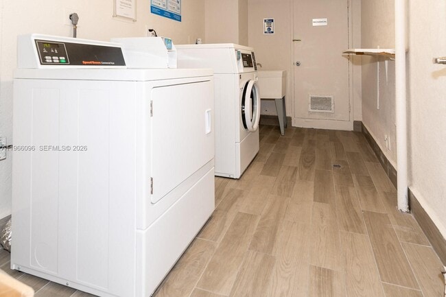 Building Photo - 9225 Collins Ave