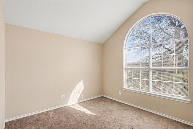 Building Photo - Updated 3-2-2 in Dallas! New Carpet and Paint! Big Yard!