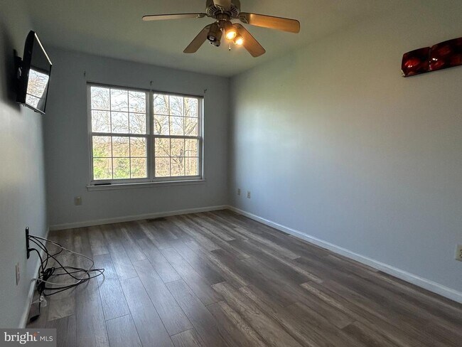 Building Photo - 445 Fort Hill Cir