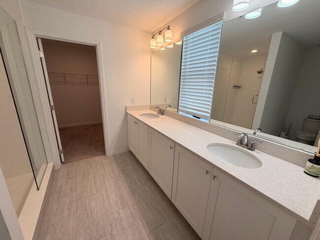 Building Photo - "Spacious 3-Bedroom Retreat in Winter Garden - 5520 Sq Ft of Comfort!"