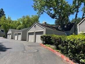 Building Photo - Charming 3 Bedroom, 2.5 Bathroom Condo in ...