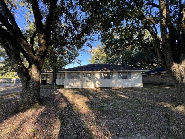 Building Photo - Newly updated!  3 bedroom, 1.5 bath home o...