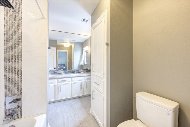 Building Photo - 15739 Fleetwood Oaks Dr