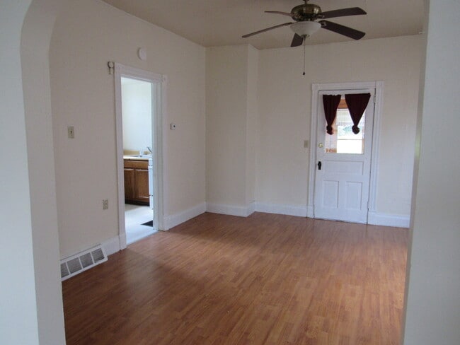 Building Photo - 2 to 3 bedroom home only $1,100.00 per month plus utilities.