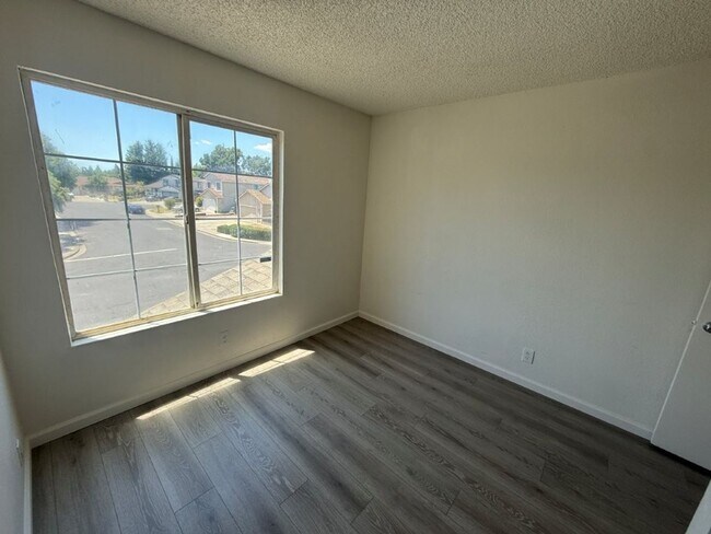 Building Photo - Rare Remodeled 5 Bedroom 2.5 Bath Tri Level in Vacaville
