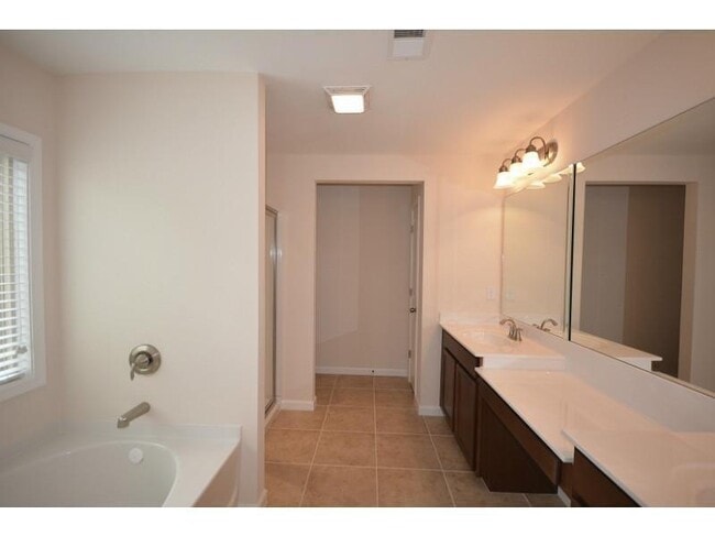Building Photo - 2144 Greencrest Cir