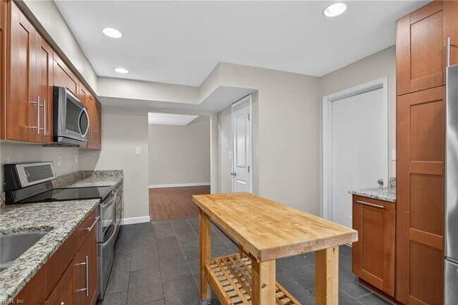 Building Photo - 5677 Rushmere Dr