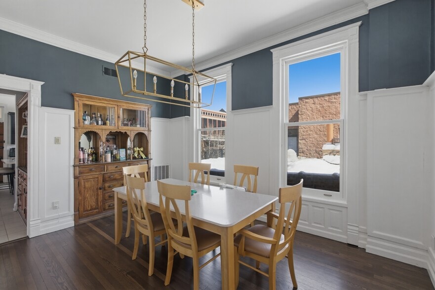 Building Photo - 850 W Oakdale Ave