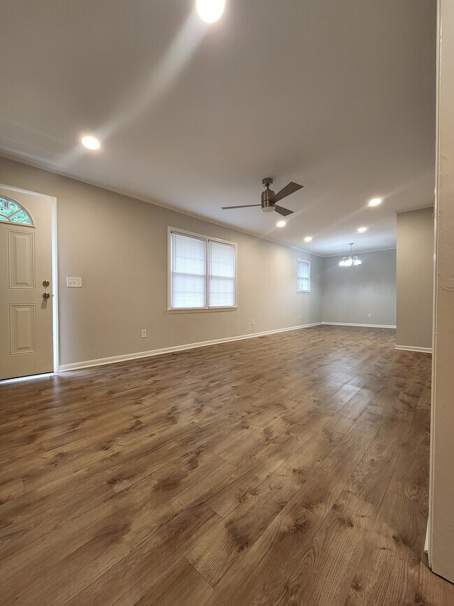 Building Photo - 108 Oak Park Dr