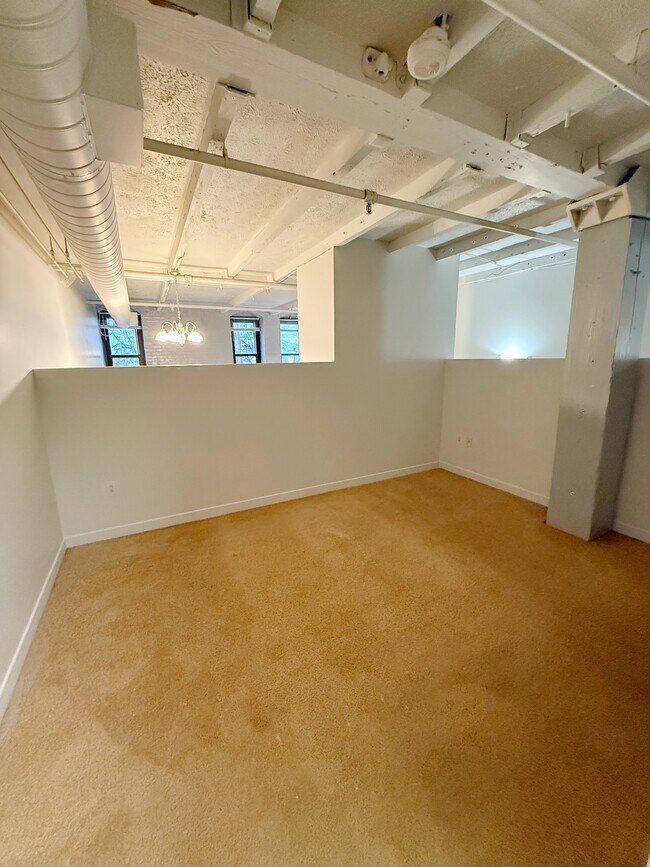 Building Photo - 1133 W 9th St