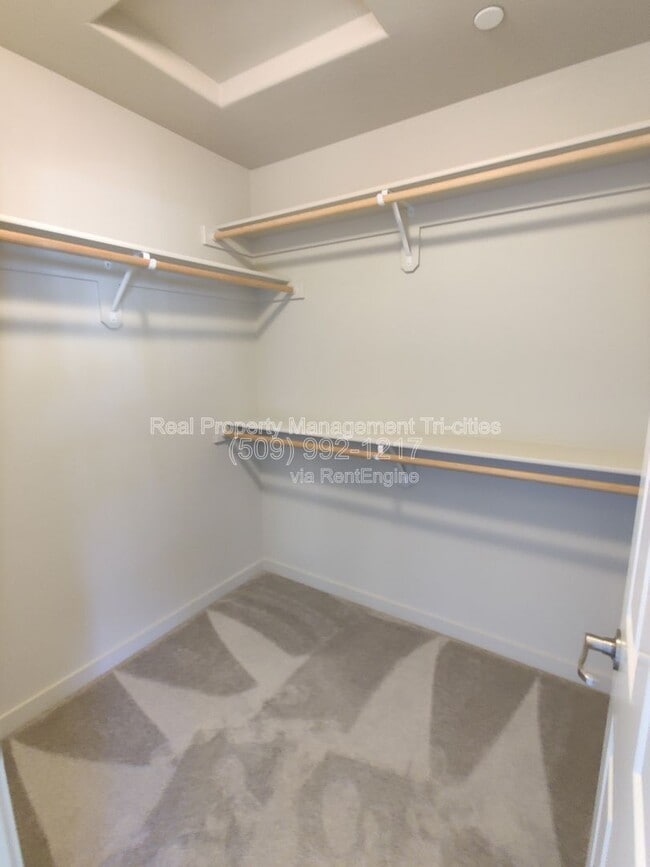 Building Photo - 5748 W Albany Pl